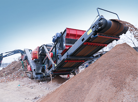 為什么礦山與建筑行業(yè)老板都在用履帶式移動(dòng)破碎站？ ——探秘紅星機(jī)器的“高效利器”